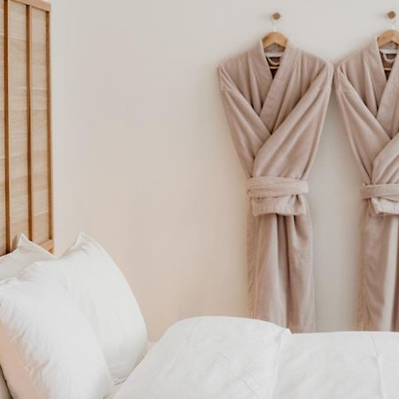 The Oak & Anchor Hotel بور فيري المظهر الخارجي الصورة Two bathrobes hanging on a wall