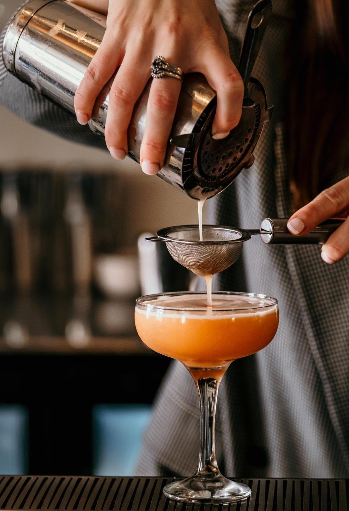The Oak & Anchor Hotel بور فيري المظهر الخارجي الصورة A cocktail being strained through a fine sieve