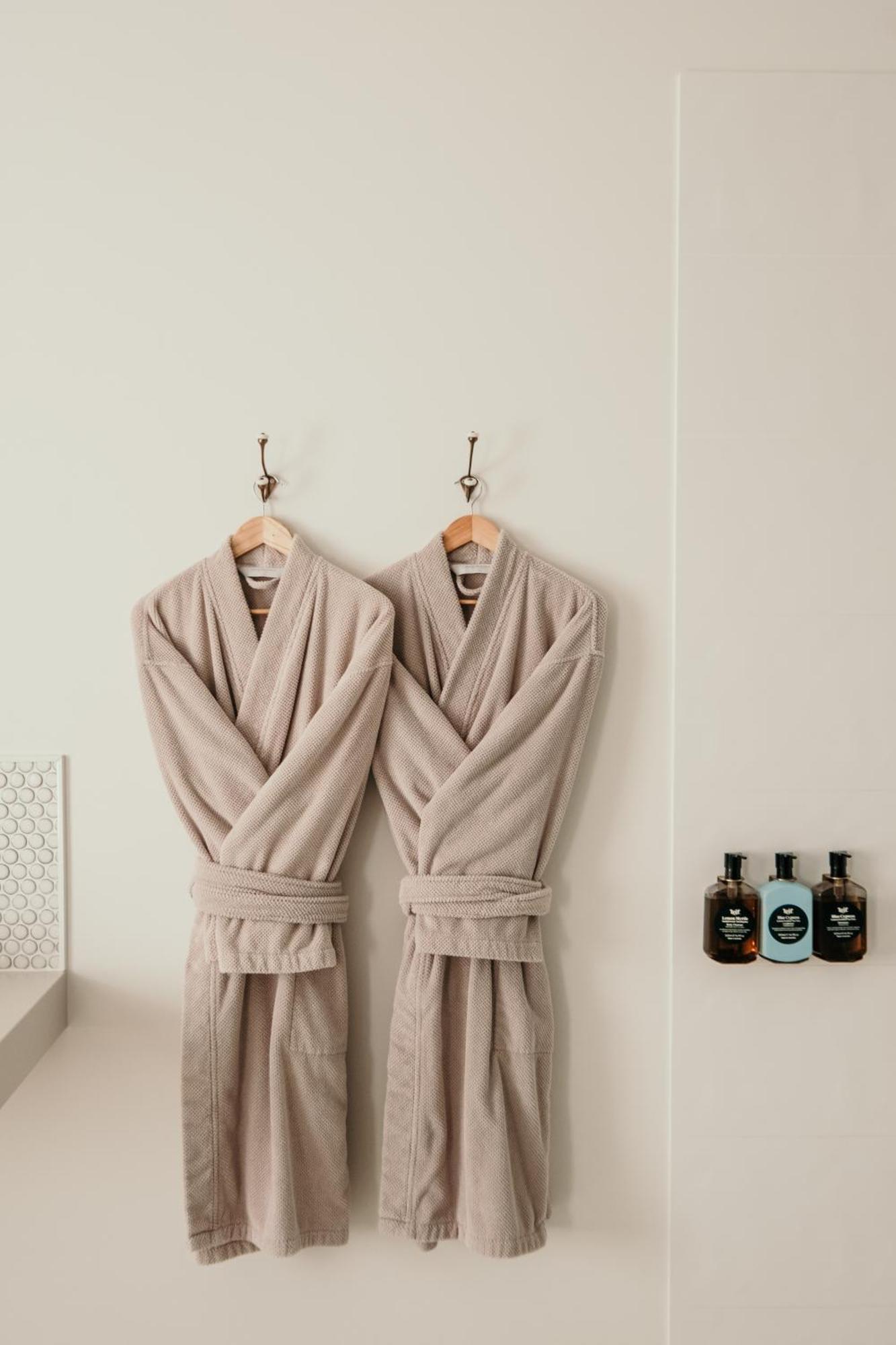 The Oak & Anchor Hotel بور فيري المظهر الخارجي الصورة Two bathrobes hanging on a wall