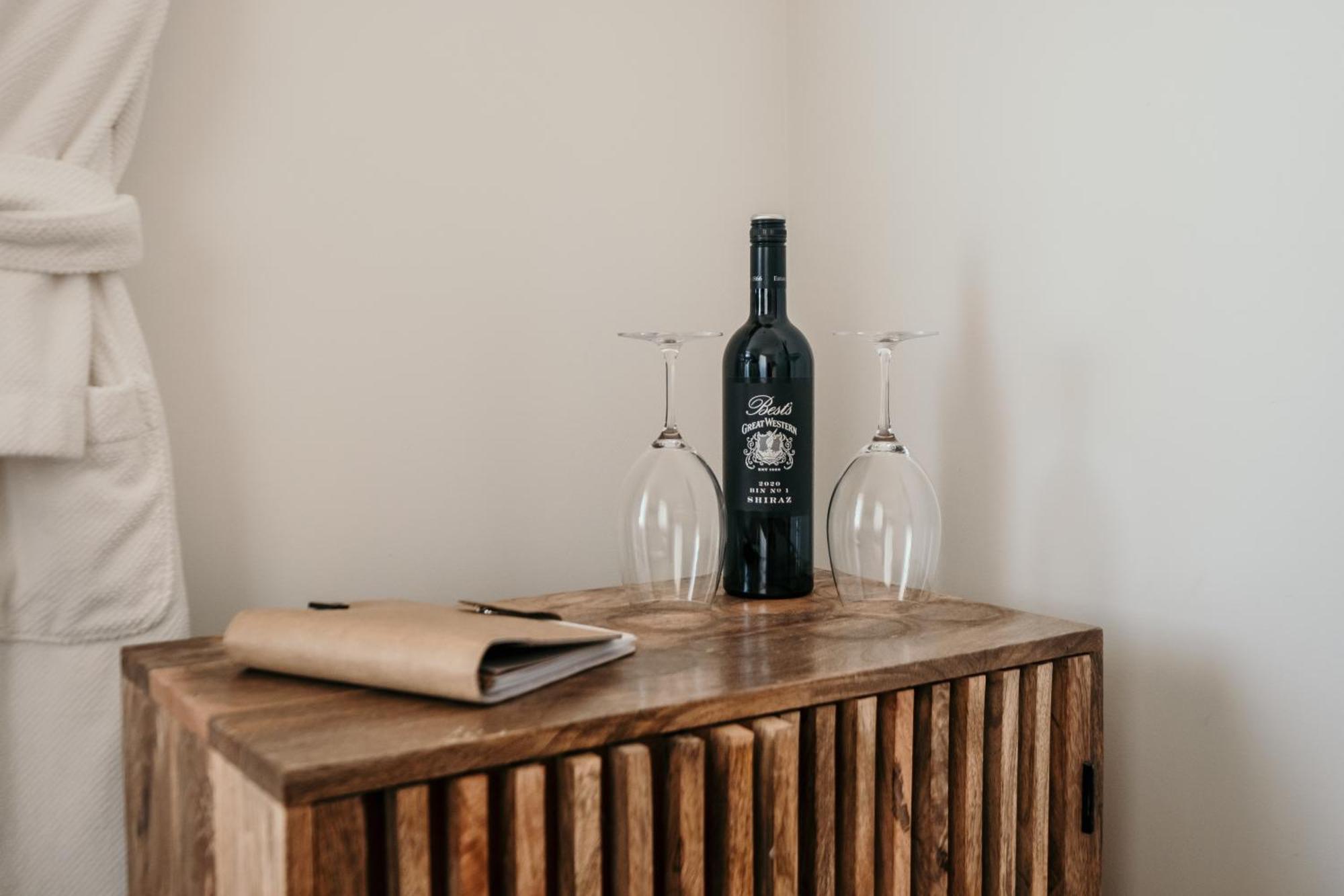The Oak & Anchor Hotel بور فيري المظهر الخارجي الصورة A bottle of wine