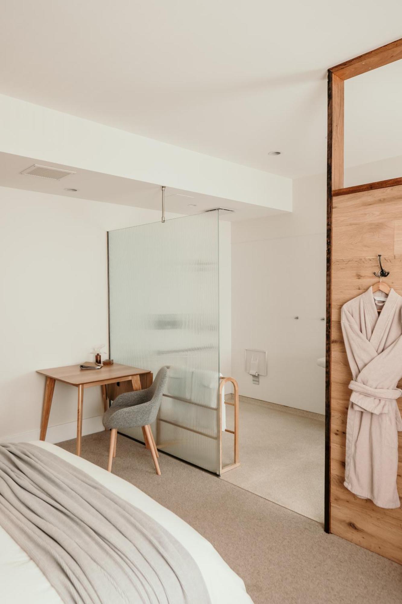 The Oak & Anchor Hotel بور فيري المظهر الخارجي الصورة A shower enclosure