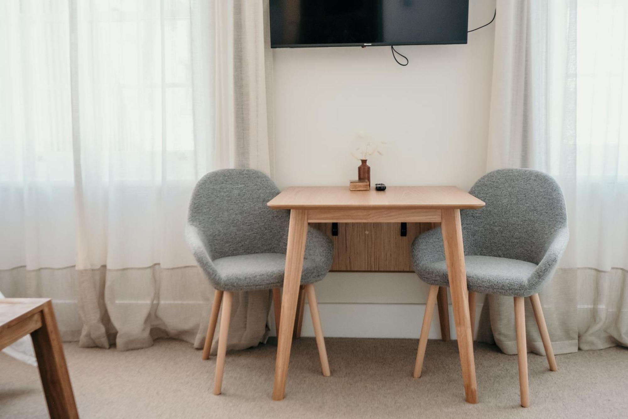 The Oak & Anchor Hotel بور فيري المظهر الخارجي الصورة A small table with two chairs