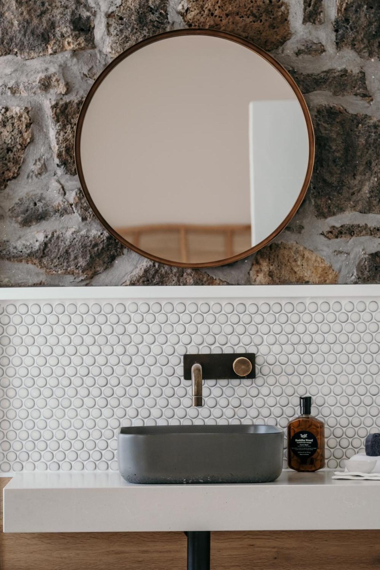 The Oak & Anchor Hotel بور فيري المظهر الخارجي الصورة A bathroom with penny round tiles