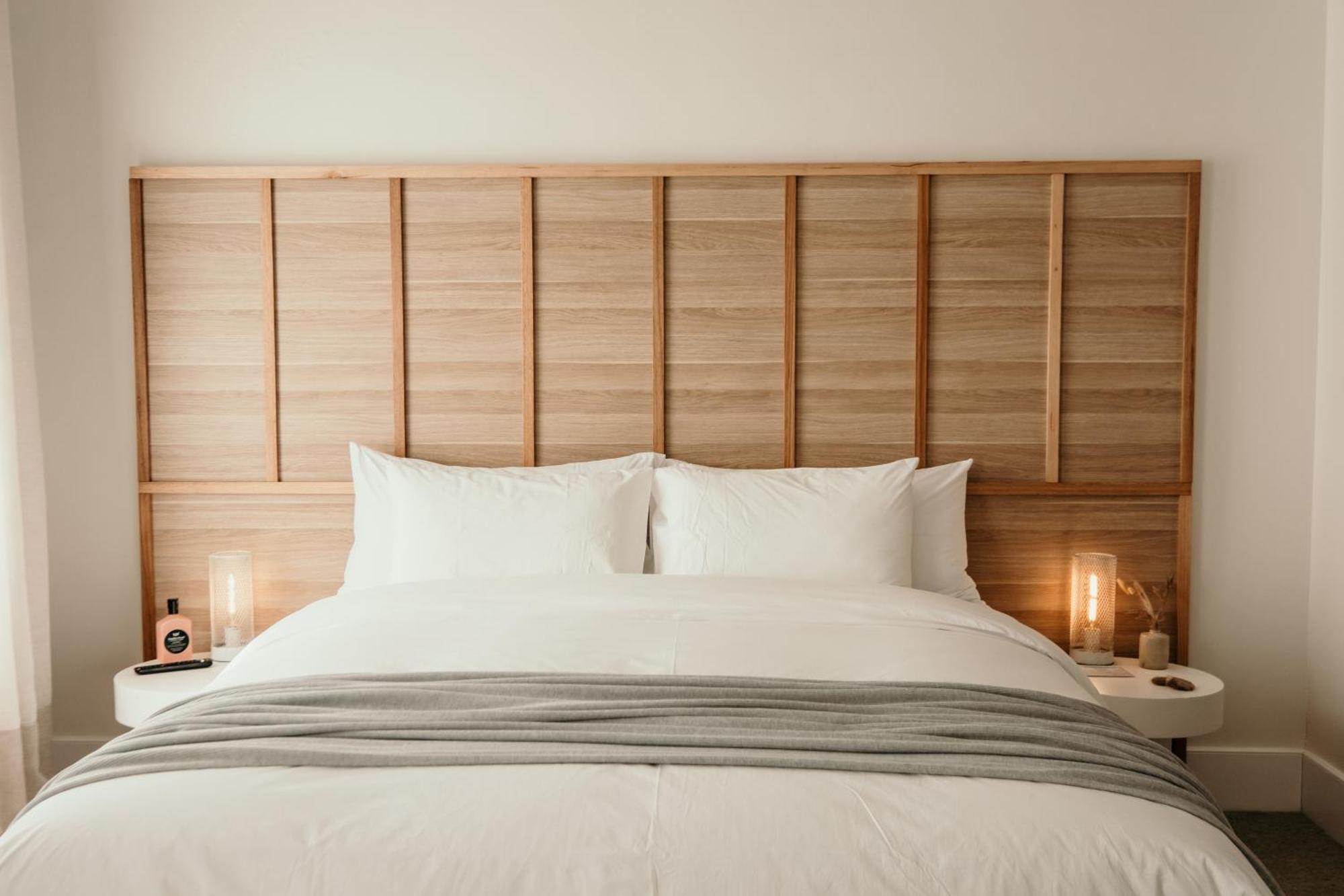 The Oak & Anchor Hotel بور فيري المظهر الخارجي الصورة A bed with a headboard