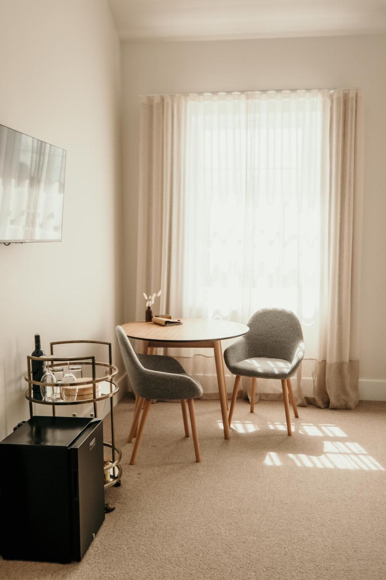 The Oak & Anchor Hotel بور فيري المظهر الخارجي الصورة A room with a table and two chairs