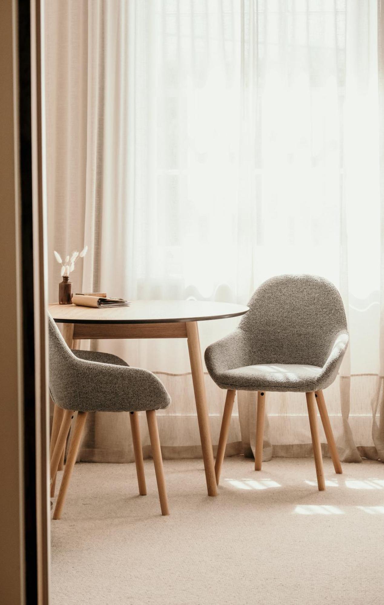 The Oak & Anchor Hotel بور فيري المظهر الخارجي الصورة A table and two chairs