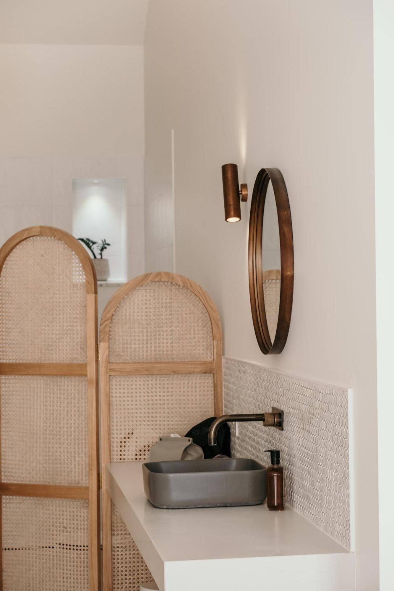 The Oak & Anchor Hotel بور فيري المظهر الخارجي الصورة A wall-mounted mirror