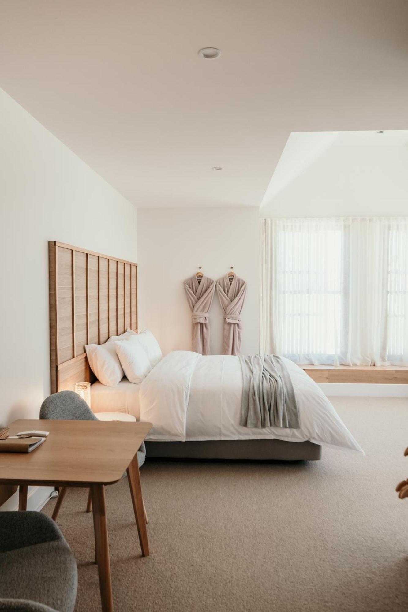 The Oak & Anchor Hotel بور فيري المظهر الخارجي الصورة A bedroom at the 1766 House