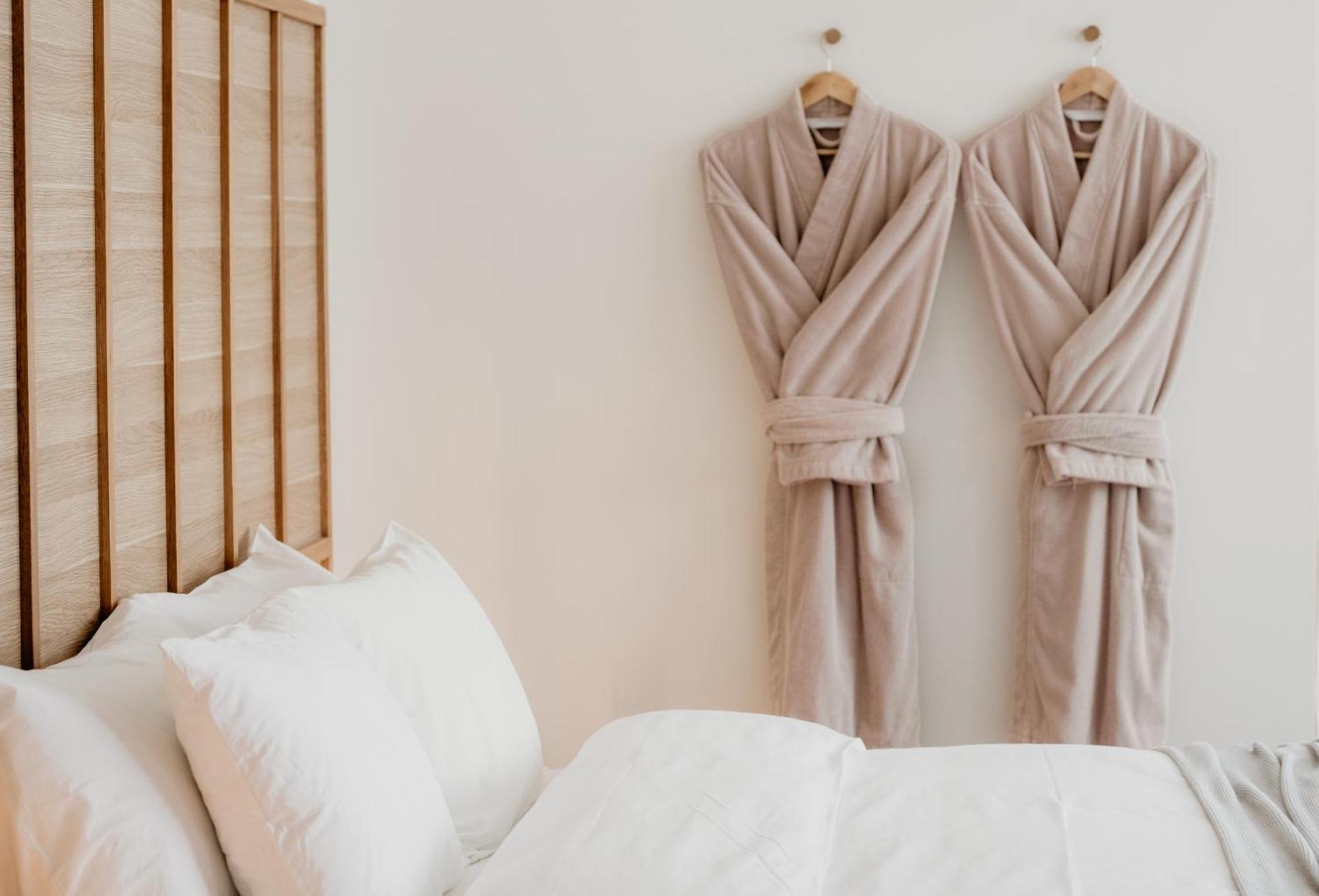 The Oak & Anchor Hotel بور فيري المظهر الخارجي الصورة Two bathrobes hanging on a wall
