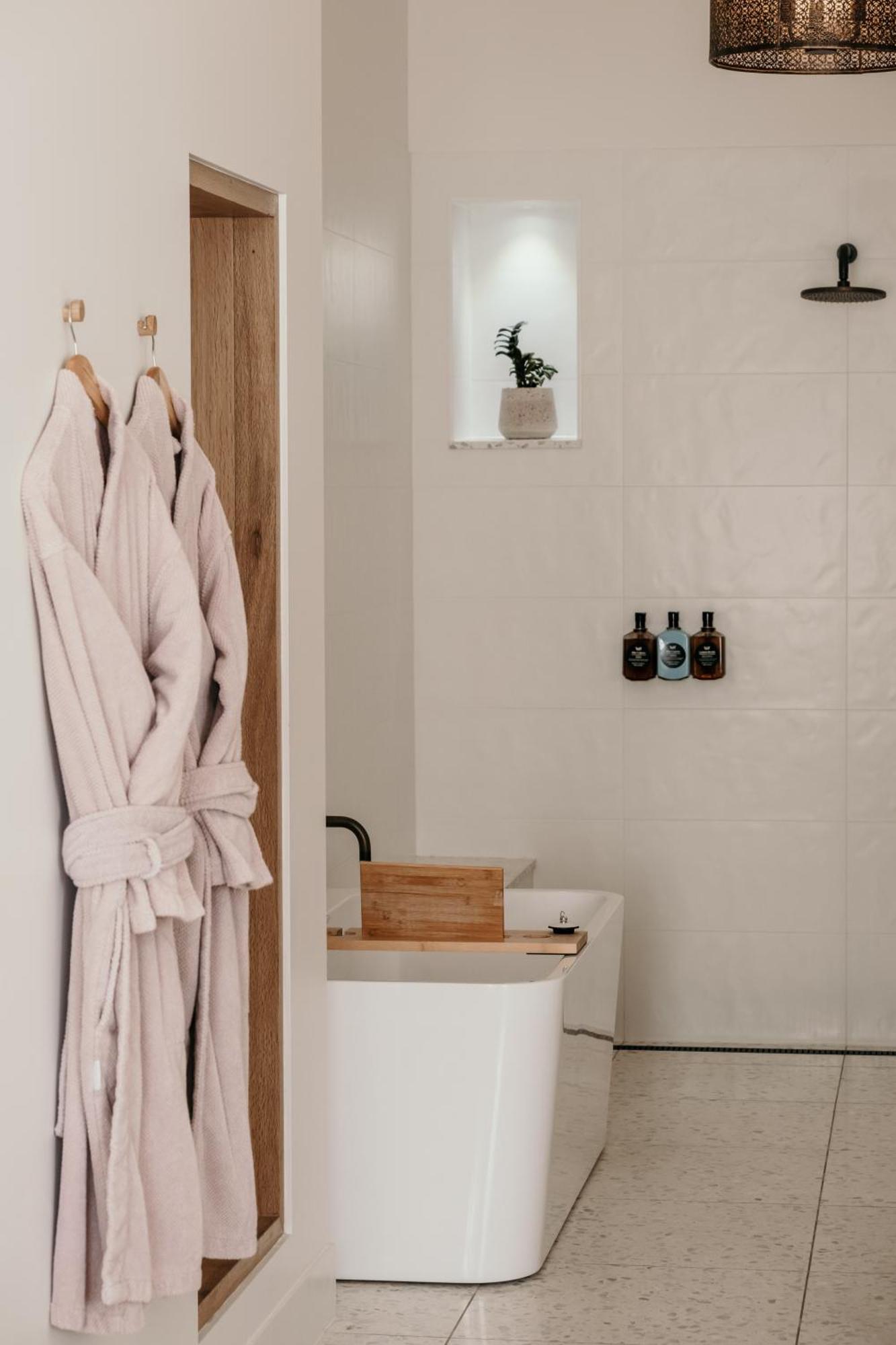 The Oak & Anchor Hotel بور فيري المظهر الخارجي الصورة A bathrobe hanging on a bathroom door