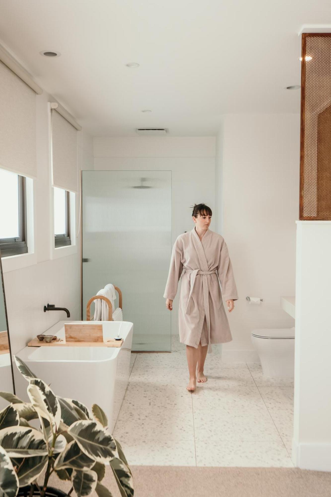 The Oak & Anchor Hotel بور فيري المظهر الخارجي الصورة A woman wearing a bathrobe