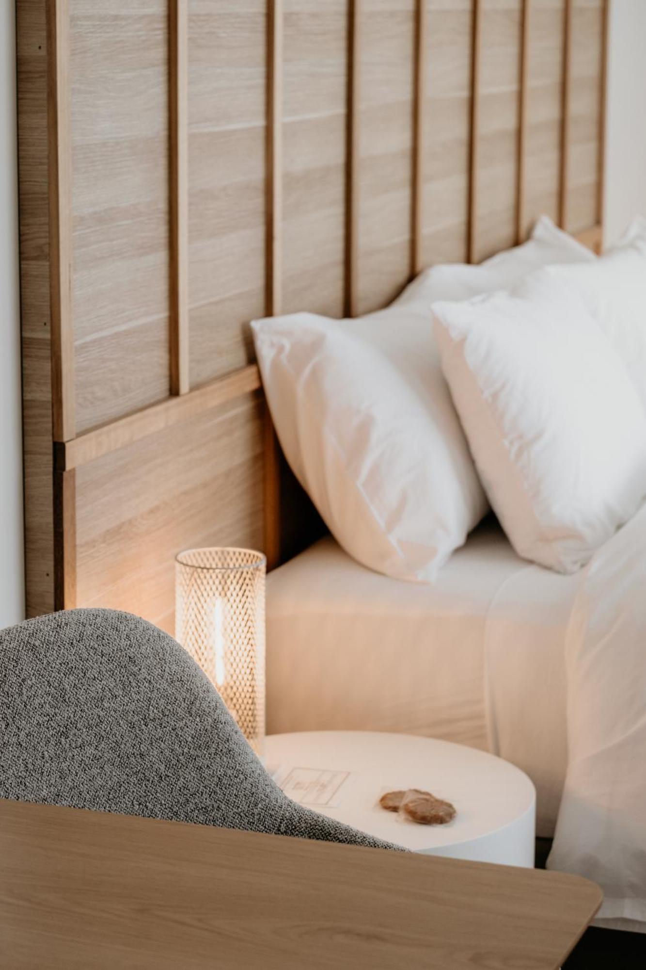 The Oak & Anchor Hotel بور فيري المظهر الخارجي الصورة A bed with two pillows