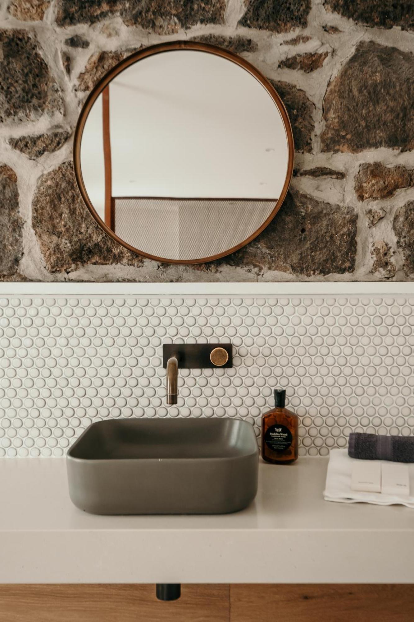 The Oak & Anchor Hotel بور فيري المظهر الخارجي الصورة Bathroom with penny round tiles