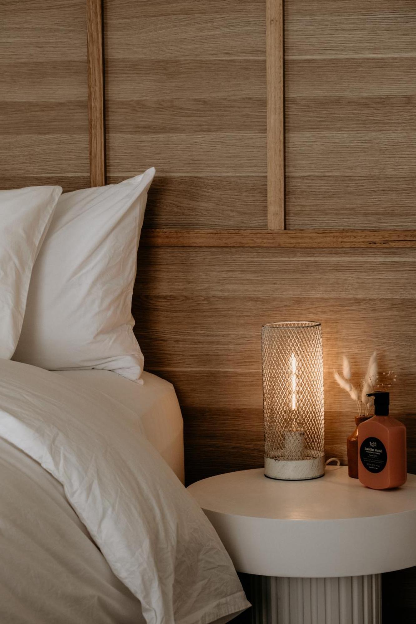 The Oak & Anchor Hotel بور فيري المظهر الخارجي الصورة A lamp on a bedside table