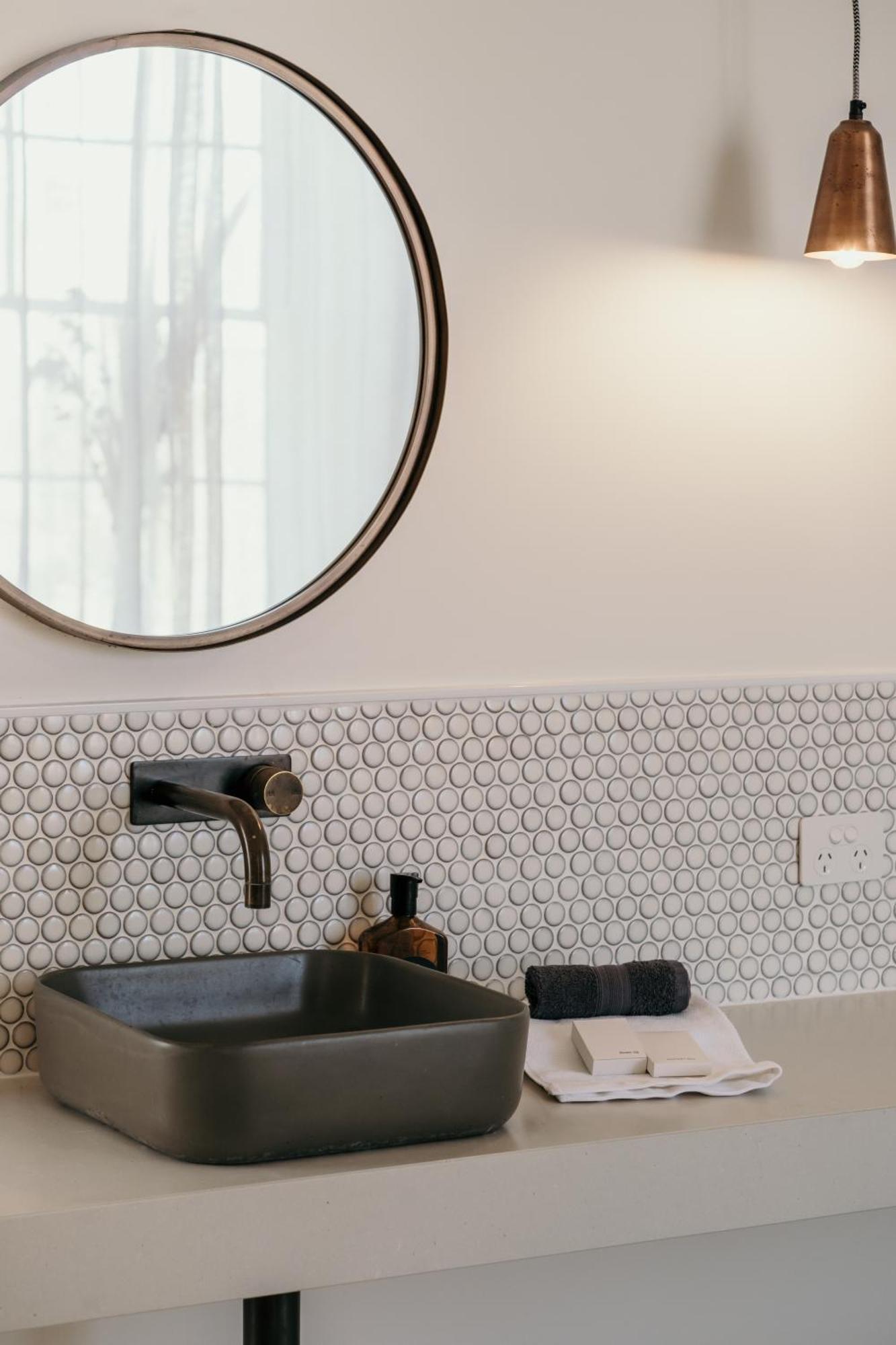 The Oak & Anchor Hotel بور فيري المظهر الخارجي الصورة A bathroom with penny round tiles